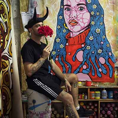 Elka est une artiste peintre et muraliste française. Elle réalise des tableaux contemporains ainsi que des fresques murales, et place l’Humain au centre de son travail. Portraitiste, elle mélange lignes graphiques et aplats multicolores pour peindre ses visages. Ils sont à la fois les témoins de la complexité et de la multiplicité des êtres qui les caractérisent en tant qu’individu mais mettent également en lumière l’universalité humaine, son multiculturalisme, ses émotions et sa beauté.
