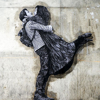 Graffiti en noir et blanc représentant un homme et une femme, œuvre de l'artiste Levalet.