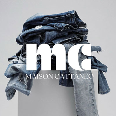 Une pile de jeans de différentes couleurs de la marque Maison Cattaneo.