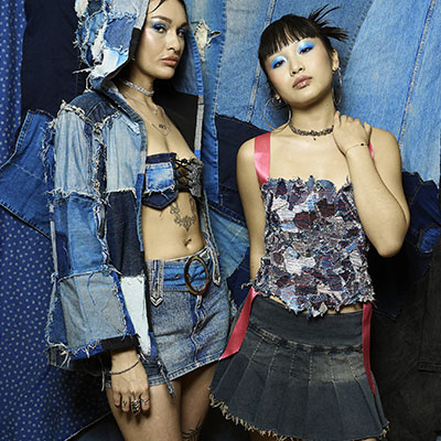 Deux jeunes femmes mannequins posent pour la styliste ZTEM STUDIO.